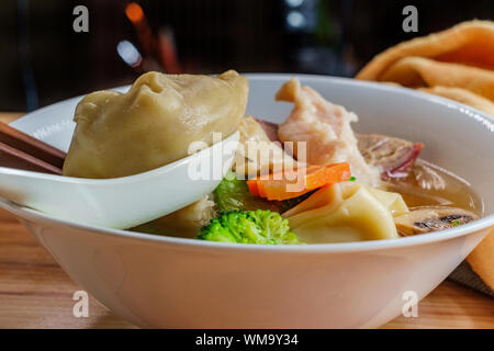 Subgum Wan-Tan-Suppe mit Schweinefleisch Garnele Huhn und gemischte chinesische Gemüse Stockfoto