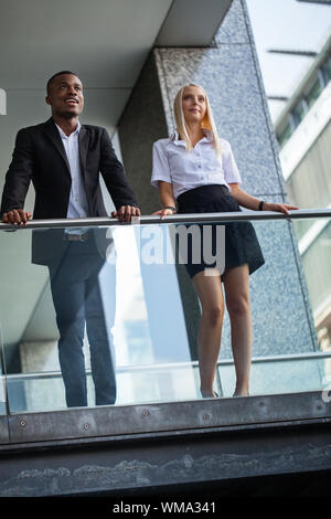 Junge erfolgreiche Business Mann und Frau im Freien Stockfoto