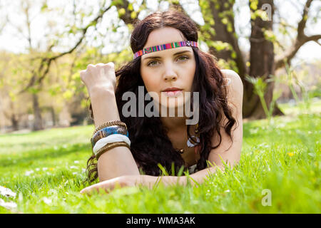 Hübsche junge Frau in einem Stirnband Tagträumen Stockfoto