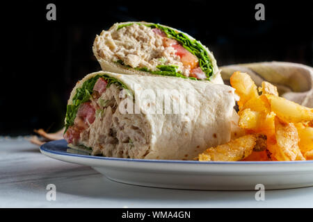 Thunfisch Salat wrap Sandwich mit Pommes frites Stockfoto