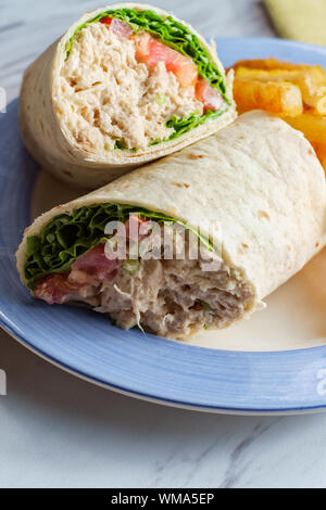 Thunfisch Salat wrap Sandwich mit Pommes frites Stockfoto