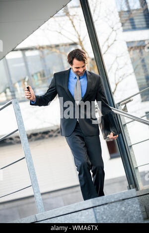 Lächelnde Geschäftsmann Treppen hinunter Stockfoto