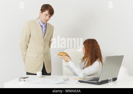 Zwei Geschäftsleute im Büro während der Mittagspause Stockfoto