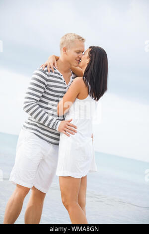 Paar Hände halten beim Spaziergang am Strand Stockfoto