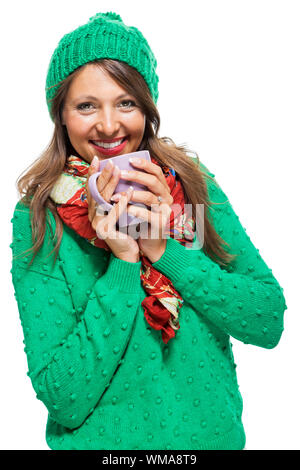 Hübsche Frau im Winter-Mode Kaffee trinken Stockfoto