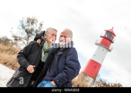 gerne älteres paar erholsame Ostsee Dünen im Herbst Stockfoto