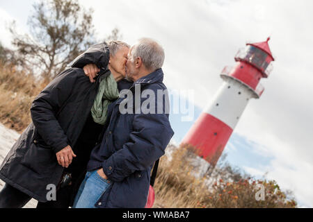 gerne älteres paar erholsame Ostsee Dünen im Herbst Stockfoto