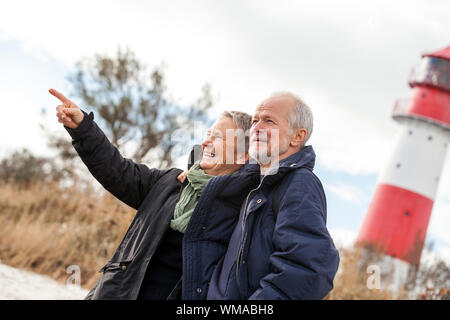 gerne älteres paar erholsame Ostsee Dünen im Herbst Stockfoto