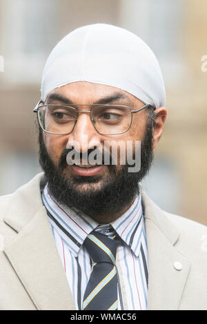 London, Großbritannien. 04 Sep, 2019. Ehemalige England cricketer und linken Arm spinner Mudhsuden Singh Panesar bekannt als Monty Panesar gesehen von College Green Westminster in London. Credit: SOPA Images Limited/Alamy leben Nachrichten Stockfoto