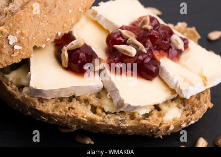 Brot mit Camembert und Preiselbeeren serviert Stockfoto