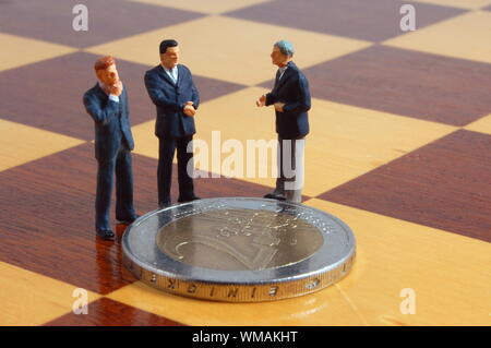 Mini Geschäftsmann und Euro geld Erfolg angezeigt Stockfoto