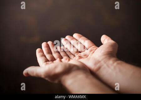 Hände, die betteln Stockfoto