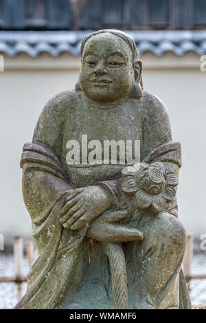 Kyoto, Japan - 8. März, 2019: Frühling Blick auf arashiyama Arhat. 500 Statuen der engsten und höchsten Jünger des Buddha vor Hogon-in s Stockfoto