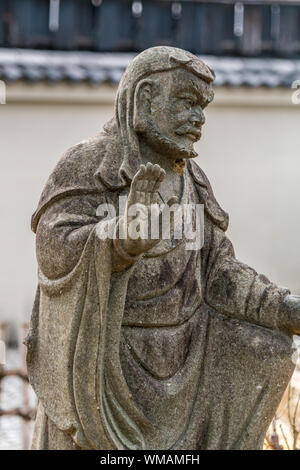 Kyoto, Japan - 8. März, 2019: Frühling Blick auf arashiyama Arhat. 500 Statuen der engsten und höchsten Jünger des Buddha vor Hogon-in s Stockfoto