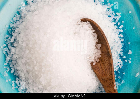 Meersalz in blau Schüssel Stockfoto