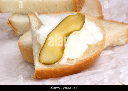 Schmalz mit Gurke auf hausgemachtes Brot Stockfoto