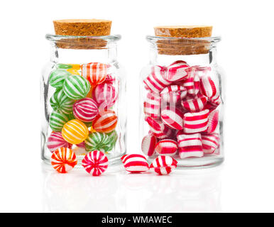 zwei gefüllte Bonbons Gläsern isoliert auf weißem Hintergrund Stockfoto