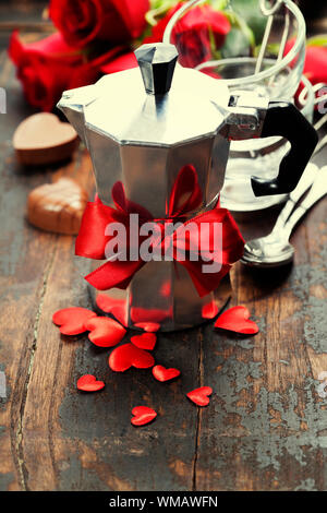 Valentine-Komposition mit Kaffeemaschine und Blumen auf hölzernen Hintergrund Stockfoto