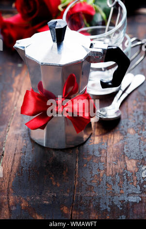 Valentine-Komposition mit Kaffeemaschine und Blumen auf hölzernen Hintergrund Stockfoto