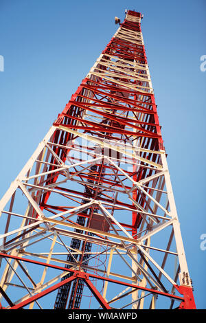 Rote und weiße Sendeturm auf blauen Himmel Stockfoto