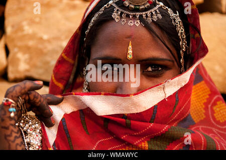 Traditionelle indische Frau bedeckt ihr Gesicht Stockfoto