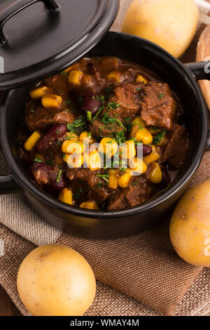 Leckere Winter traditionelle Eintopf Eintopf mit Fleisch und Gemüse Stockfoto