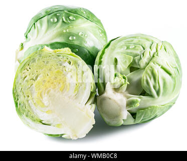 Grüner Rosenkohl mit Wassertropfen auf sie isoliert auf weißem Hintergrund. Stockfoto