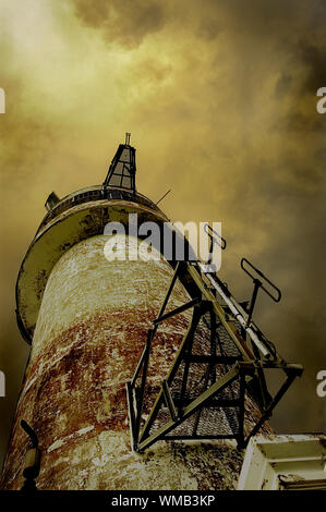 Der alte Leuchtturm gegen stürmischen Himmel Stockfoto