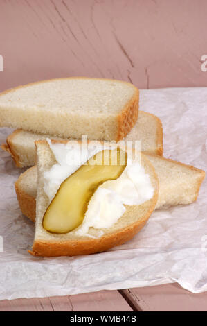 Schmalz mit Gurke auf hausgemachtes Brot Stockfoto