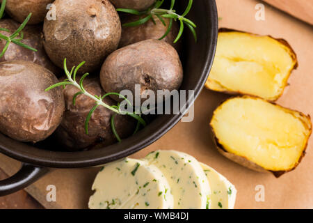 gebackene Kartoffeln mit Kräuter-butter Stockfoto