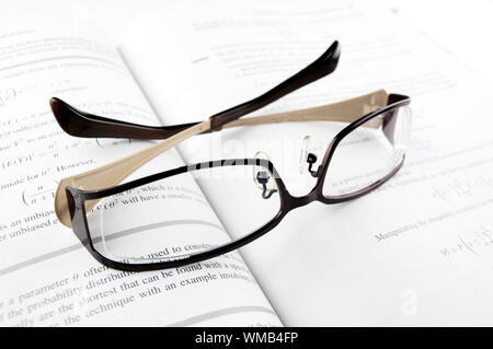 Brille auf der Mathematik Buch Stockfoto