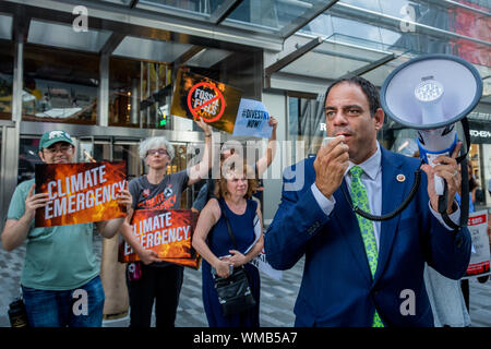 New York, USA. 4. Sep 2019. NY City Council Mitglied COSTA CONSTANTINIDES zusammen mit Hunderten Klima Aktivisten außerhalb des CNN Studios erfaßt am 30 Hudson Yards, wo ein Rathaus in der Klimapolitik der führende Demokratische Partei zu sagen Präsidentschaftskandidaten, dass es an der Zeit für sie alle, die den kühnsten und schnellste Klima Aktionen jetzt verpflichten. Credit: Erik McGregor/ZUMA Draht/Alamy leben Nachrichten Stockfoto