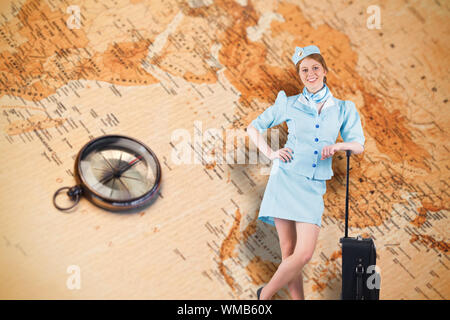 Hübsche Stewardess lächelte Kamera gegen Weltkarte mit Kompass zeigt im südlichen Asien Stockfoto