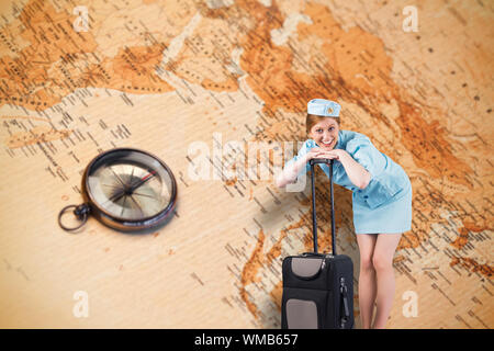 Hübsche Stewardess lächelte Kamera gegen Weltkarte mit Kompass zeigt im südlichen Asien Stockfoto