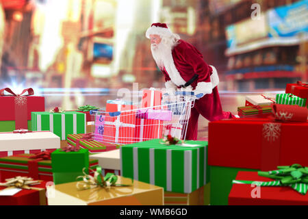 Santa mit Geschenken von Karre gegen New Yorker Straße verschwommen Stockfoto