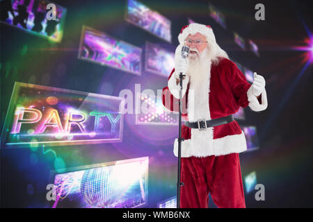 Santa singt wie ein Superstar gegen Bildschirm Collage zeigt Disco Bilder Stockfoto