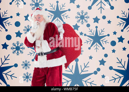 Santa bitten um ruhig mit Tasche gegen Schneeflockenmuster Stockfoto