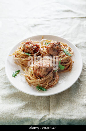 Original italienische Spaghetti mit Fleischbällchen in Tomatensauce Stockfoto