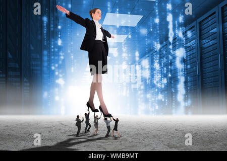 Geschäftsleute unterstützen Chef gegen Matrix im Data Center Stockfoto