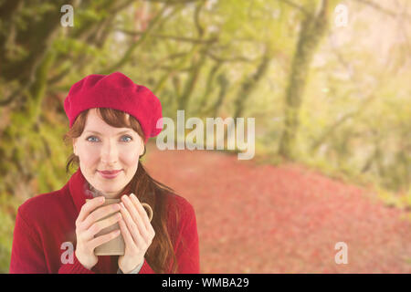 Frau mit einer warmen Tasse gegen friedliche Herbst Szene im Wald Stockfoto
