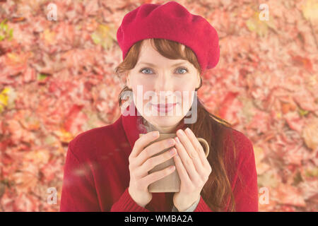 Frau mit einer warmen Tasse gegen friedliche Herbst Szene im Wald Stockfoto