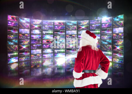 Santa schaut weg von der Kamera gegen Bildschirm Collage zeigt Disco Bilder Stockfoto