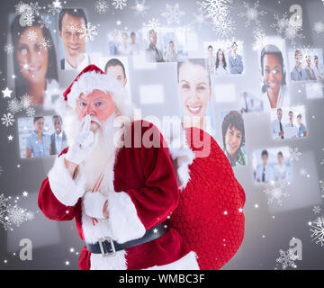 Santa bitten um ruhig mit Tasche gegen Grau Vignette Stockfoto