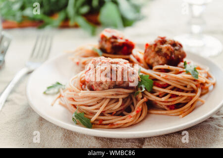 Original italienische Spaghetti mit Fleischbällchen in Tomatensauce Stockfoto