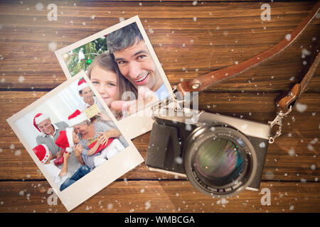 Das zusammengesetzte Bild von Weihnachten Erinnerungen gegen Instant Fotos auf Holzboden Stockfoto