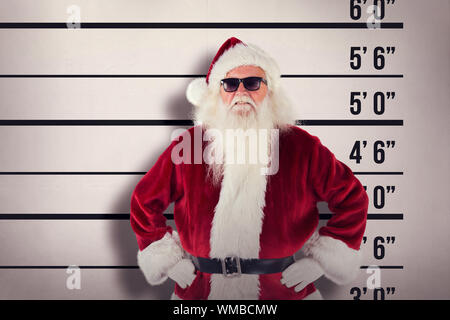 Santa Claus trägt schwarze Sonnenbrille gegen Polizeifoto Hintergrund Stockfoto