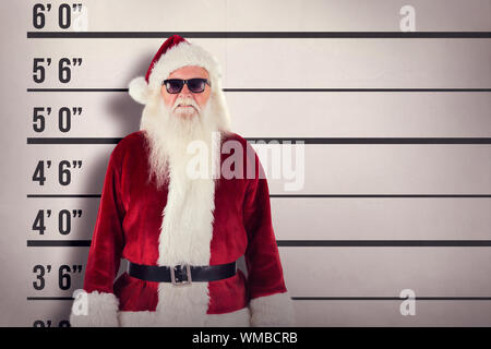 Santa Claus trägt schwarze Sonnenbrille gegen Polizeifoto Hintergrund Stockfoto