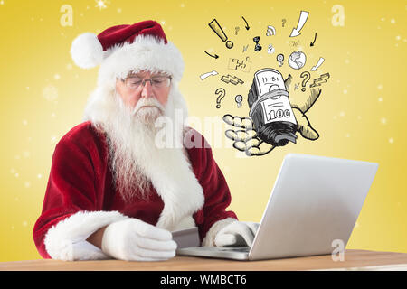 Santa zahlt mit Kreditkarte auf einem Laptop gegen gelb Vignette Stockfoto