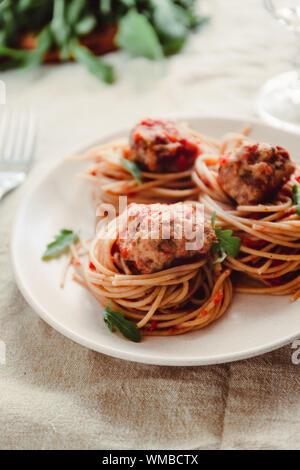 Original italienische Spaghetti mit Fleischbällchen in Tomatensauce Stockfoto