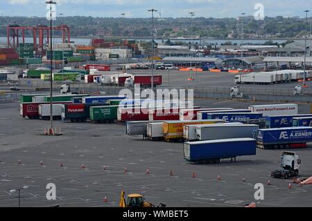 Artic Lkw trailer park in Dublin Port, mit Anhänger Warten auf Laden für die Fahrt mit der Fähre nach Großbritannien Stockfoto